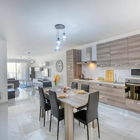 Apartment In Marsalforn Near Beaches & Seaside Dining *