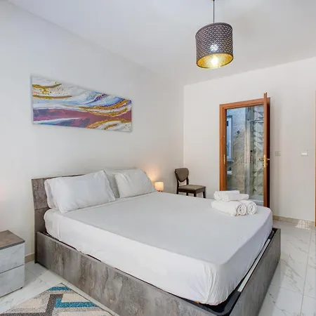 Apartment In Marsalforn Near Beaches & Seaside Dining Apartment
