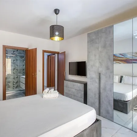 Apartment In Marsalforn Near Beaches & Seaside Dining